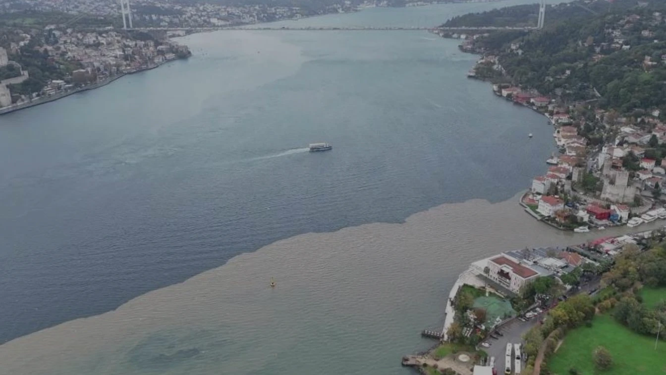 İstanbul Boğazı sağanak yağış sonrası renk değiştirdi