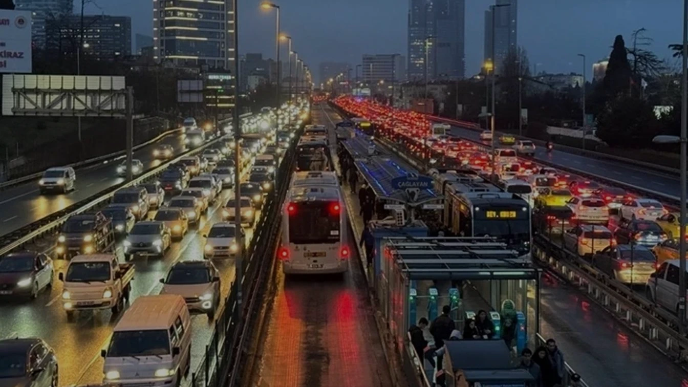 İstanbulda Sağanak Yağış Trafiği Kilitledi